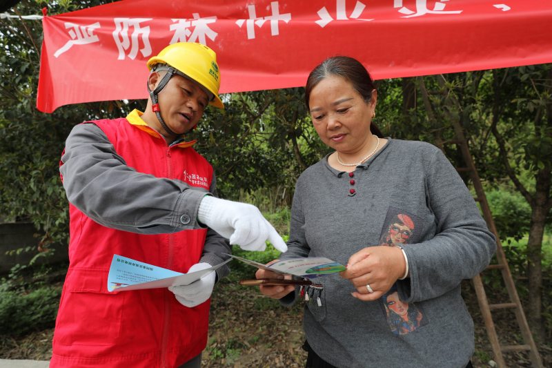 國網(wǎng)重慶市南供電公司員工向村民宣傳安全用電知識。諶雅夢攝