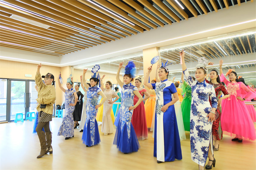 南岸區(qū)老年大學(xué)銅元局街道分校，時(shí)裝表演班學(xué)員在老師的指導(dǎo)下進(jìn)行基本功訓(xùn)練。郭旭攝