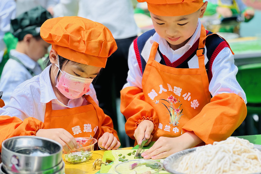 作料是好吃的關(guān)鍵。樹人景瑞小學(xué)供圖