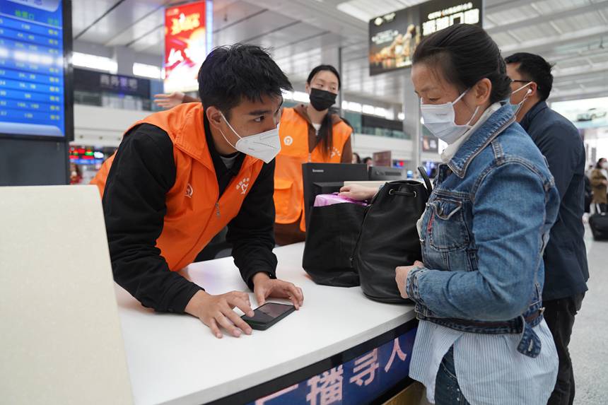 4月29日，重慶北站青年志愿者在接受旅客咨詢。汪亮攝