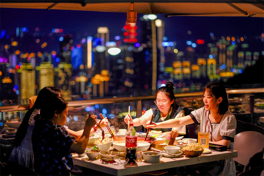 南岸區(qū)南山夜景火鍋公園，市民品火鍋看山城夜景。郭旭攝