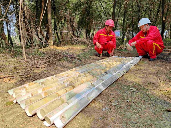 井下硬巖層取樣。西南物探分公司供圖