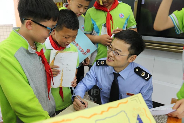 5月31日，酉陽縣稅務(wù)人員為該縣桃花源小學(xué)的孩子們普及稅法知識。楊小琴攝