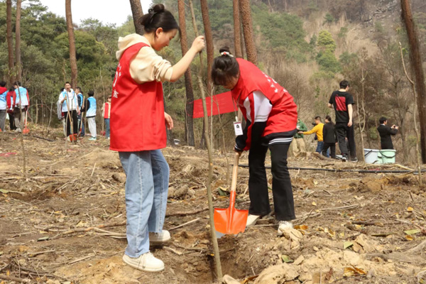 黨員干部、青年團(tuán)員參加植樹。重慶市輕工業(yè)學(xué)校供圖