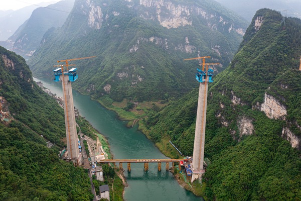 渝湘復(fù)線高速建設(shè)現(xiàn)場。重慶高速集團供圖