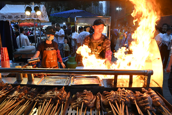 民心佳園夜市里，煙火氣升騰。冉雨琳攝