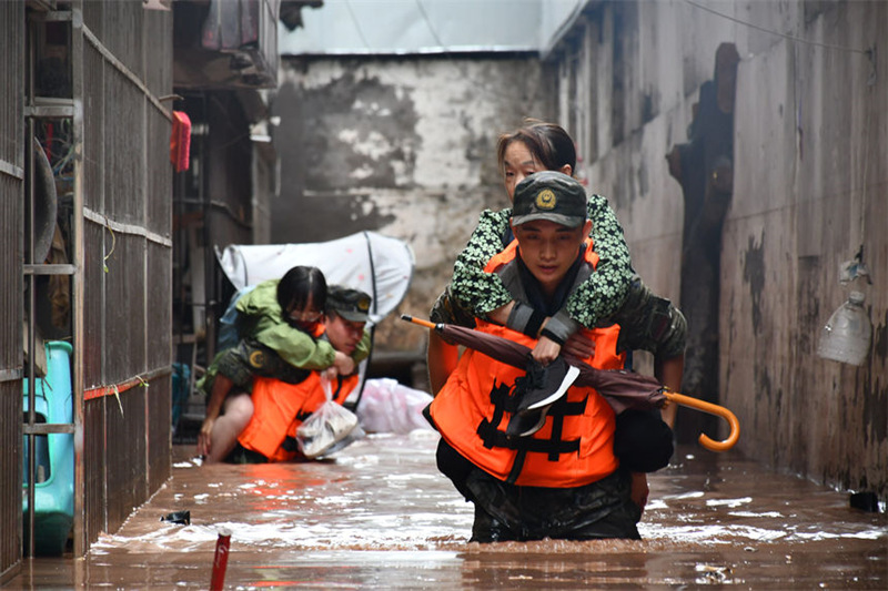 武警官兵在萬州轉(zhuǎn)移受災(zāi)群眾。李宇陽攝