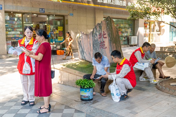 志愿者們開展節(jié)電宣傳。國網(wǎng)永川供電公司供圖