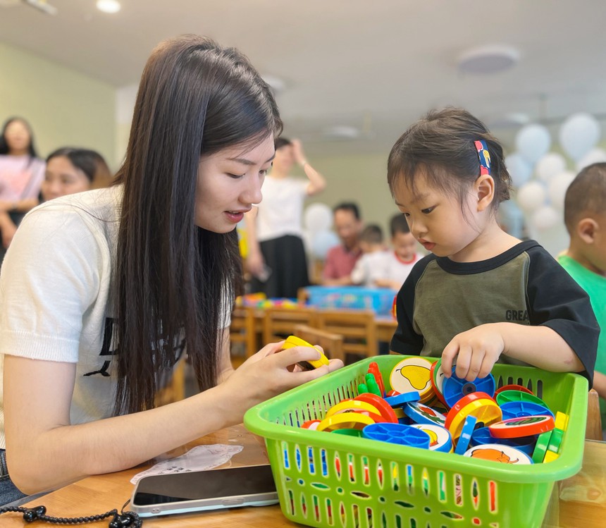 雙桂幼兒園 的小朋友和媽媽一起挑選玩具。