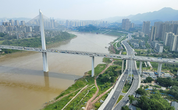 沙濱路濱江沿線修復(fù)自然生態(tài)。人民網(wǎng)重慶供圖