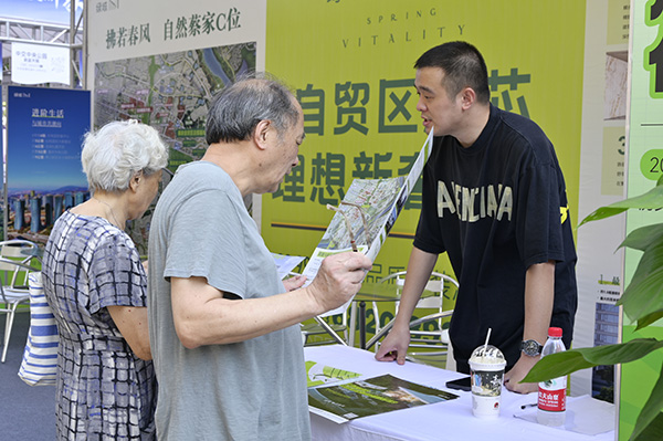 市民正在了解相關(guān)內(nèi)容。重慶市住房城鄉(xiāng)建委供圖