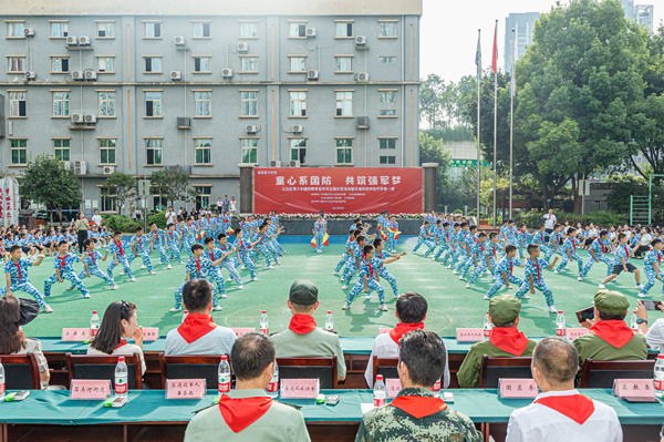 重慶華渝實驗學校開展“童心系國防共筑強軍夢”江北區(qū)青少年國防教育宣傳月主題示范活動。江北區(qū)委宣傳部供圖