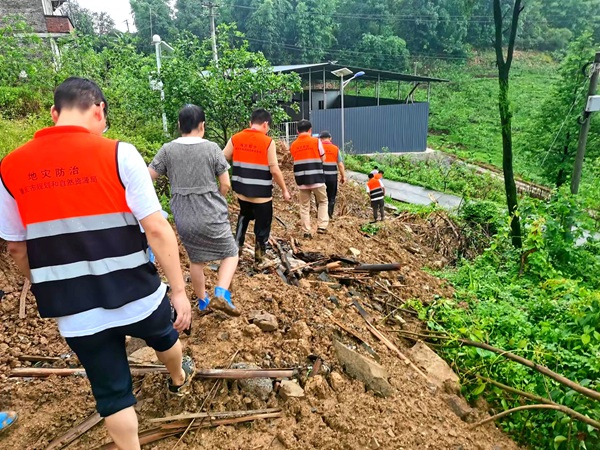 《實(shí)地核查》。7月21日，重慶地質(zhì)礦產(chǎn)研究院在長(zhǎng)壽區(qū)葛蘭鎮(zhèn)賀家灣滑坡安裝的裂縫監(jiān)測(cè)儀、GNSS監(jiān)測(cè)設(shè)備等智能防災(zāi)監(jiān)測(cè)預(yù)警設(shè)備發(fā)出紅色預(yù)警，重慶地質(zhì)礦產(chǎn)研究院長(zhǎng)壽區(qū)駐守地質(zhì)工程師和市級(jí)地災(zāi)防治專(zhuān)家，立即趕赴現(xiàn)場(chǎng)開(kāi)展實(shí)地核查工作。胡小軍攝