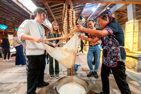 體驗(yàn)豆花制作。魏瑞攝