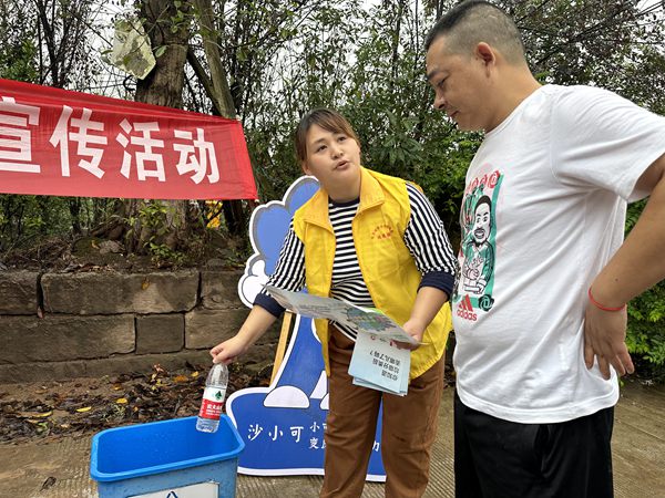 進行垃圾分類知識宣傳。黃亞輝攝