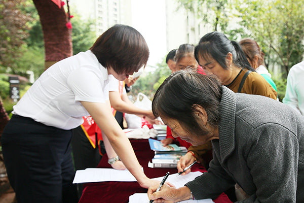 走進(jìn)社區(qū)普及金融知識(shí)。農(nóng)行重慶分行供圖