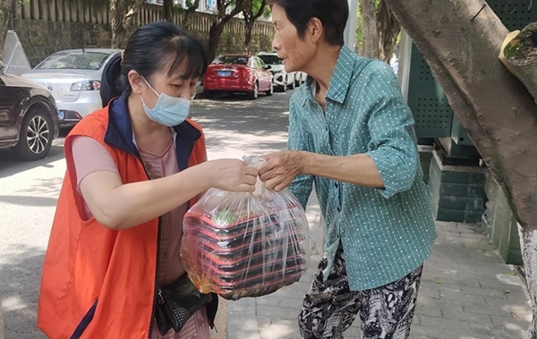 為老人提供上門(mén)送餐服務(wù)。蓮花街道供圖