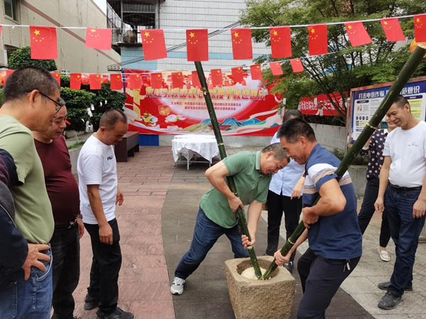 居民們體驗(yàn)打糍粑。白鶴社區(qū)供圖