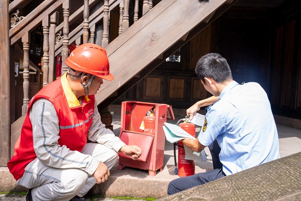 檢查古鎮(zhèn)用電安全。國網重慶永川供電公司供圖