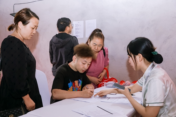 大唐林溪府項目二期業(yè)主簽約接房。重慶市住房城鄉(xiāng)建委供圖