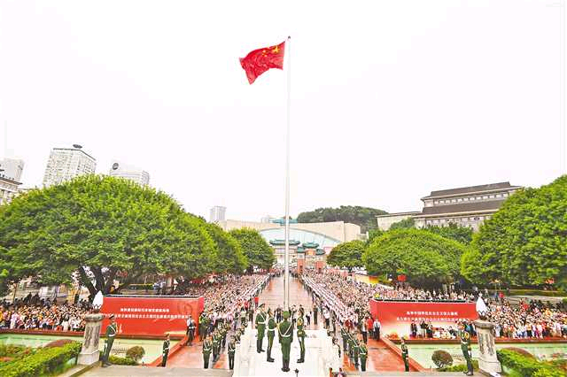 十月一日，重慶人民廣場舉行隆重的升國旗儀式。首席記者龍帆 實(shí)習(xí)生 李雨恒 攝\視覺重慶