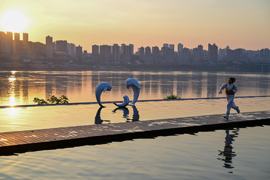 南岸區(qū)大魚海棠公園，孩子們樂享周末好時光。郭旭攝