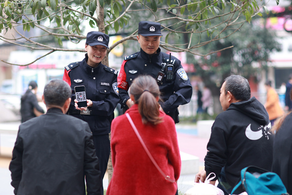 派出所民警向群眾宣傳“魚廉清楓云督”小程序。巴南區(qū)公安分局供圖