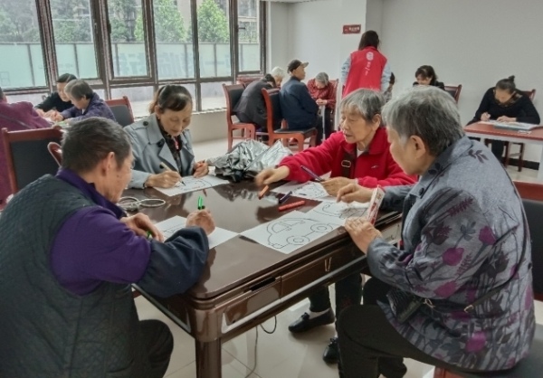 老人參加“桑榆之家”繪畫活動。南泉街道供圖