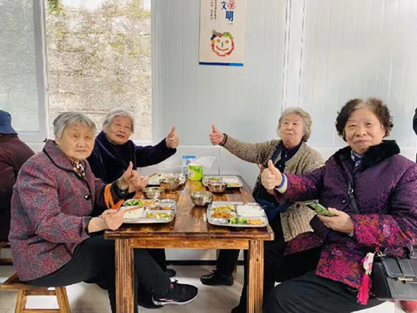 居民正在萬泉街社區(qū)食堂就餐。蓮花街道供圖