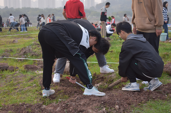 學(xué)生在各自的“責(zé)任田”勞作。重慶理工大學(xué)供圖