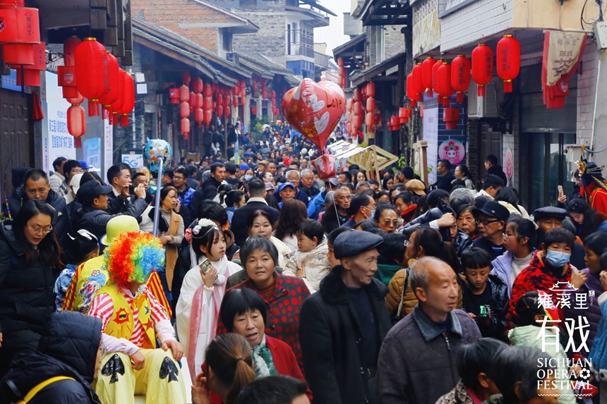 古鎮(zhèn)人潮如織。主辦方供圖