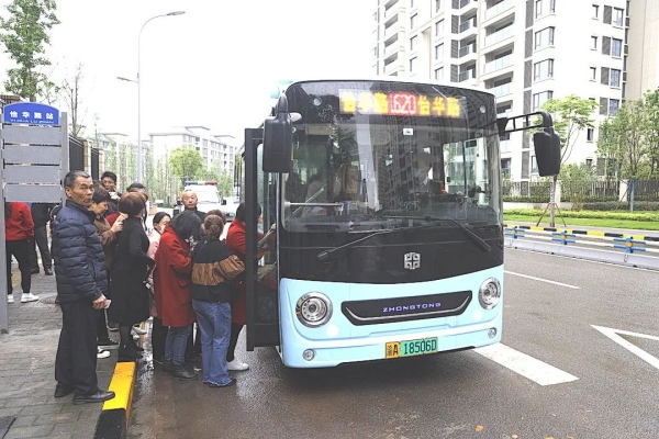 居民正在乘坐1620線路公交車。兩江新區(qū)黨工委宣傳部供圖