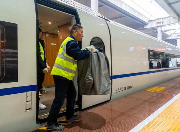 列車抵達(dá)后，工作人員進(jìn)行卸貨理貨。重慶物流集團(tuán)供圖