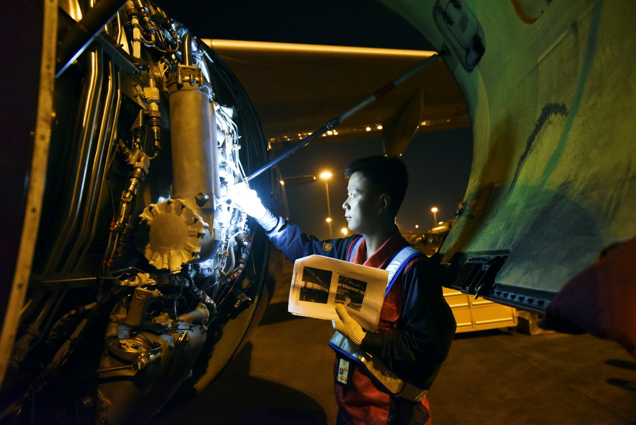 機(jī)務(wù)人員加強(qiáng)航前航后檢查。西部航空供圖