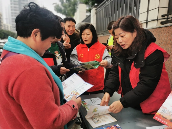 工作人員向居民發(fā)放宣傳資料、解釋惠民政策。汪年福 攝