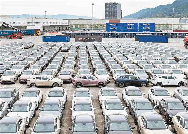 新能源汽車　一月二日，位于沙坪壩區(qū)的重慶汽車整車進(jìn)口口岸，等待出口的汽車整裝待發(fā)。記者 張錦輝 攝\視覺重慶