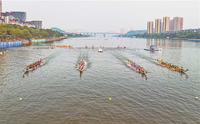 2023年6月20日，重慶市第三屆龍舟公開賽總決賽（合川站）暨合川區(qū)龍舟比賽舉行，川渝22支代表隊同場競技。通訊員 李文靜/視覺重慶