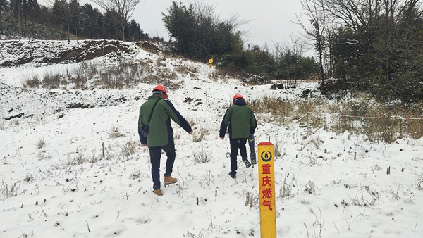 近期，受冷空氣影響，武隆區(qū)迎來新一輪降溫降雪天氣，海拔1700米以上地區(qū)有冰凍和道路結冰。圖為1月25日，重慶燃氣集團長南公司巡線人員正加緊對和順鎮(zhèn)周邊燃氣管線開展巡查，全力保障安全平穩(wěn)供氣。重慶燃氣集團供圖