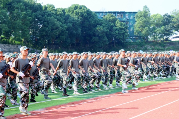 學(xué)生軍事訓(xùn)練常態(tài)化。重慶華繡中等專業(yè)學(xué)校供圖