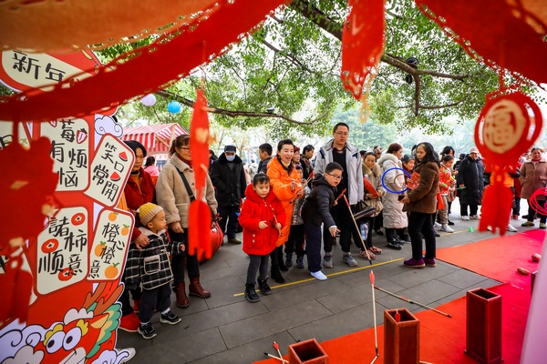 趣游南溫泉迎春活動現(xiàn)場。劉紀湄攝 