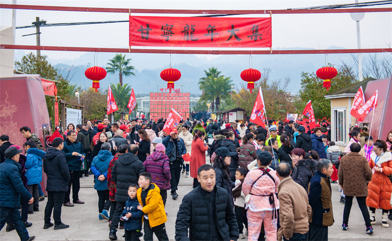 									他們?yōu)樯对缙疒s大集？					坐高鐵、換大巴，73歲的陳玉民睡了不到5個(gè)小時(shí)，興沖沖地爬起來，洗漱、撲粉、描眉……“老板，我請(qǐng)一天假，有重要的事?！?6歲的周仕華早上6點(diǎn)起來，拉伸筋骨、活動(dòng)手腕，戴上帽子，頭也不回地扎進(jìn)薄霧里。				