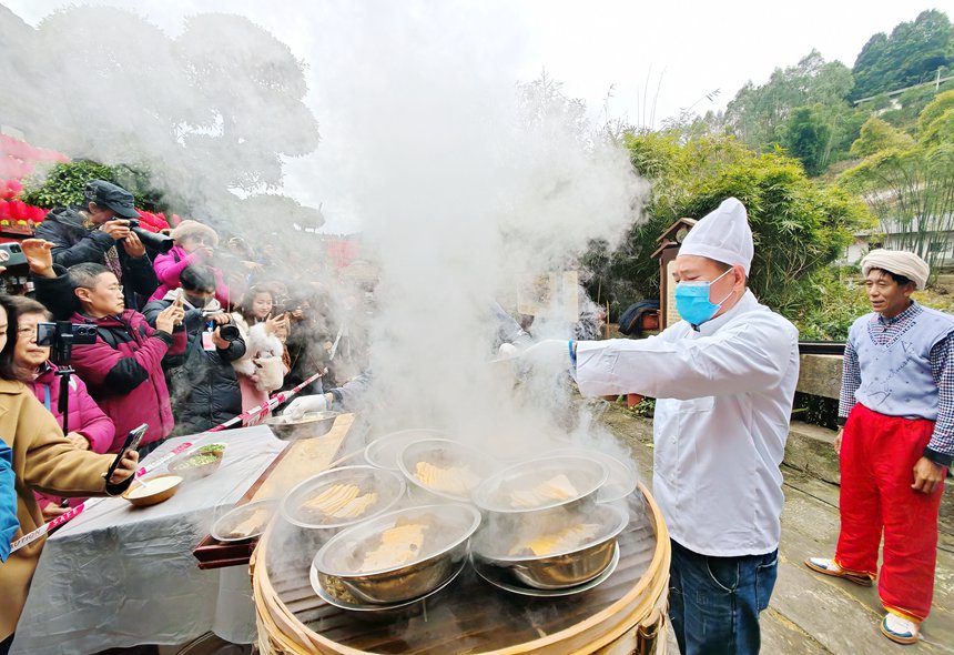 千米長宴開席。蘇展攝