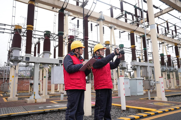 2月7日，國(guó)網(wǎng)重慶合川供電公司員工在220千伏花園變電站開(kāi)展設(shè)備巡視測(cè)溫，保障電力可靠供應(yīng)。高愛(ài)妮攝