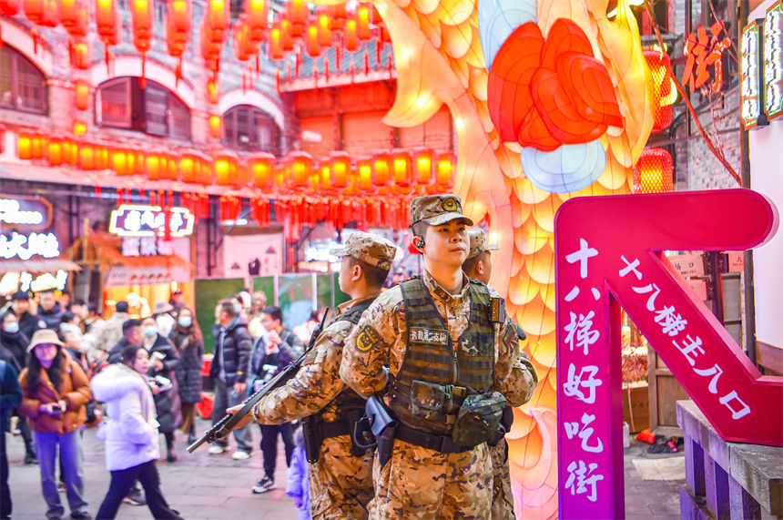 官兵在重慶解放碑、洪崖洞、十八梯等景點巡邏執(zhí)勤，維護(hù)春節(jié)出行秩序，確保游客安全。曹洋攝