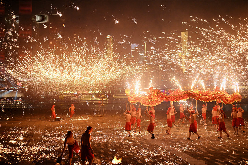 2月9日除夕夜，南岸區(qū)彈子石廣場，火龍表演精彩上演。郭旭攝