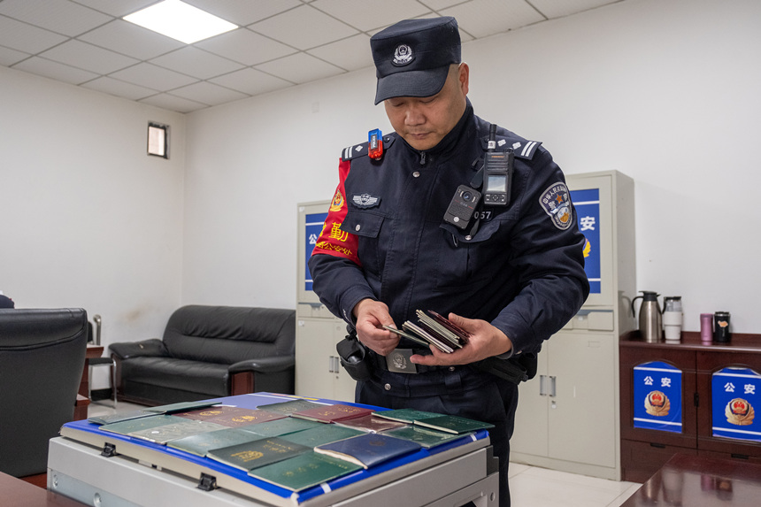 在重慶西車站派出所，牟浩對旅客遺失的證件進行整理。王新剛攝