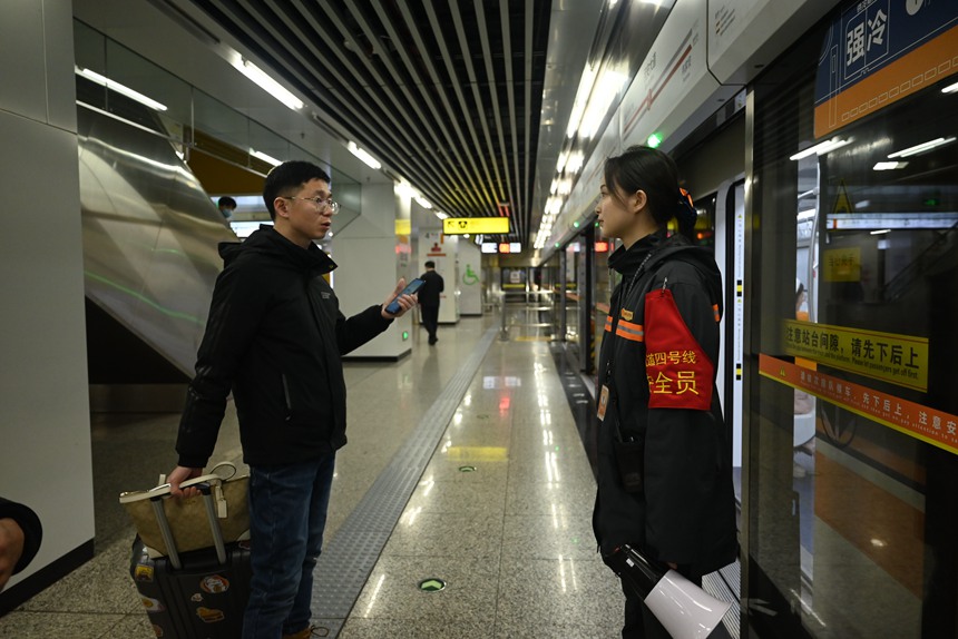 曾飛月正在回復(fù)乘客的咨詢。張旭攝