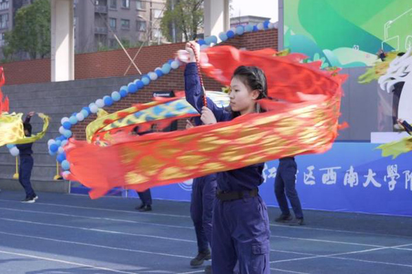 彩帶龍表演舞。兩江新區(qū)西南大學(xué)附屬中學(xué)校供圖