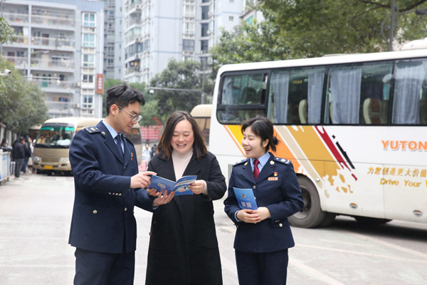 在武隆區(qū)汽車客運(yùn)中心，稅務(wù)人員了解春運(yùn)情況，宣傳稅費(fèi)政策。傅婧攝