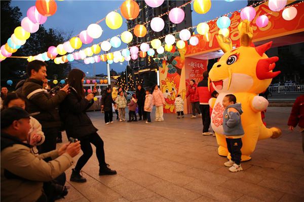 梁平少兒圖書館，市民與真人玩偶拍照合影。謝清城 攝